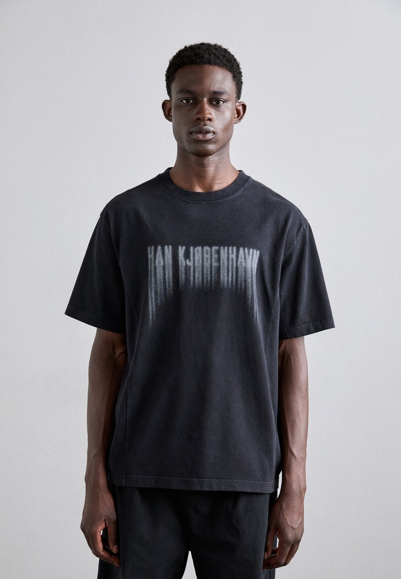 Han Kjøbenhavn FADED LOGO BOXY TEE - T-shirts med print - black