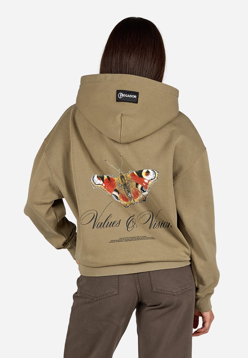 Khaki-Hoodie mit einem Rücken-Butterfly-Graphic in lebhaftem Rot, Schwarz und Weiß, darunter der Text "Werte & Vision". Weicher, lässiger Schnitt.