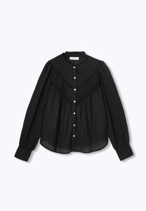 Chemise noire à manches longues avec un col volanté, un devant à boutons et des détails de panneau texturé. Tissu doux avec une coupe ample et décontractée.