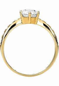 Gouden ring met een rechthoekige heldere edelsteen die in een zes-puntszetting is geplaatst, met een gladde band en kleine accentstenen aan de zijkanten.