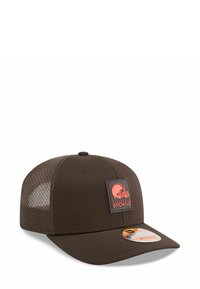 Brauner Baseballcap mit Netzrücken, versehen mit einem gummierten Logo-Patch auf der Vorderseite. Der Schirm ist gebogen und hat eine strukturierte Verarbeitung.