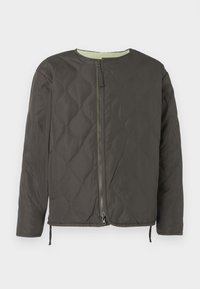 Tumehall tikandiga lukuga jakk. Omadused: ümara kaelusega, tekstuurse mustriga ja reguleeritava sobivuse jaoks nöörid alumisel äärel.