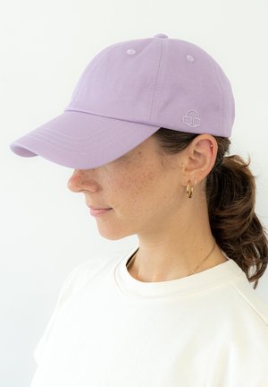 Lavender baseballcap met een gebogen rand en stikdetails. Bevat een klein, geborduurd logo aan de zijkant en heeft een gestructureerd silhouet.