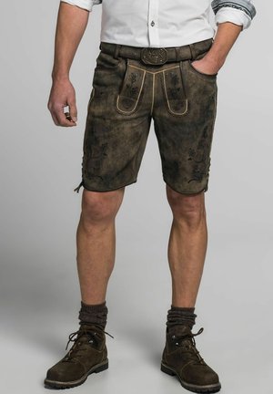 Lederhosen in dunkelbrauner Farbe mit floraler Stickerei, akzentuiert durch gelbe Nähte und eine dekorative Gürtelschnalle.