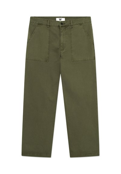 Pantalon large couleur vert olive en coton. Comprend deux grandes poches avant et une fermeture à bouton sur le devant. Texture lisse, design ajusté.