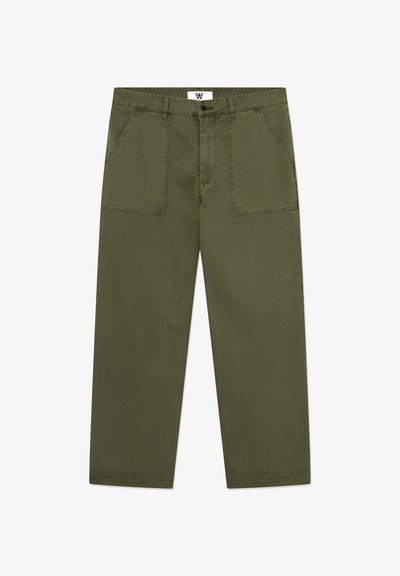 Pantalon large couleur vert olive en coton. Comprend deux grandes poches avant et une fermeture à bouton sur le devant. Texture lisse, design ajusté.