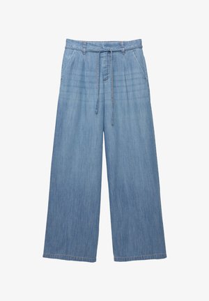 Pantalons en denim bleu clair à jambes larges avec taille à cordon. Comprend des poches avant et une texture douce avec une finition délavée.
