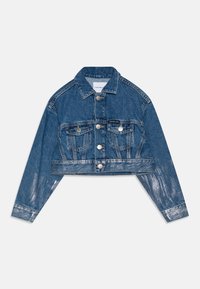 Zkrácená džísková bunda ve středně modré barvě s dlouhými rukávy, dvěma náprsními kapsami, stříbrnými knoflíky a mírně vybledlou texturou.