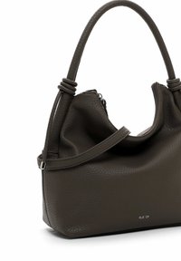 Sac à main en cuir vert olive foncé avec une finition texturée, anse unique courbée, fermeture éclair et détail minimaliste en logo argenté.