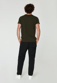 Sail Racing BOWMAN TEE - Triko s potiskem - dark forest