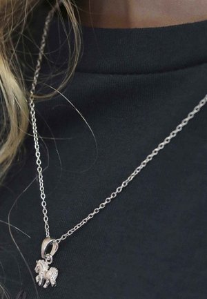 Zilveren ketting met een kleine paardenhanger. De ketting heeft ronde schakels en ligt op een zwarte stof. De hanger toont een gedetailleerd paardenontwerp.