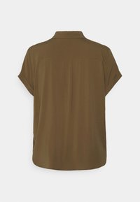 Olijfgroene blouse met korte mouwen en een kraag, zachte textuur en een rechte achterzijde met een subtiele naaddetail op de schouders.