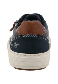 Sneaker in pelle blu con accenti in pelle marrone, superficie testurizzata, suola in gomma bianca e un piccolo logo a forma di cavallo sul tallone.