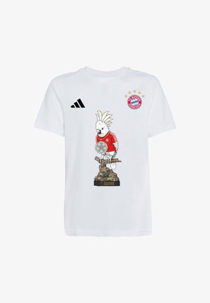 Biała koszulka z logo FC Bayern Monachium, logo Adidas oraz kakadu w czerwonym trykocie trzymający trofeum na podstawce oznaczonej "35 Deutscher Meister."