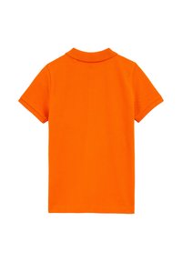 Koszulka polo w jasnopomarańczowej bawełnie, krótki rękaw, klasyczny kołnierzyk, gładka struktura i proste brzegi. Brak widocznych logo lub wzorów.