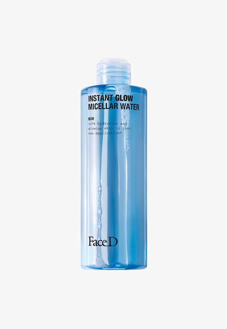 Transparente blaue Kunststoffflasche mit Mizellenwasser und Schraubverschluss. Schwarze Textetiketten auf der Vorderseite erläutern die Produktvorteile und den Markennamen.