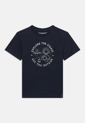 Tmavomodré tričko s krátkym rukávom s kempingovou grafikou, slnkom, horami, ohňom a bielym textom „Objavte pobrežie, uvidíme sa vonku".