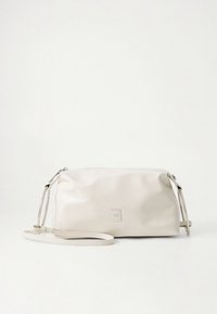 Weiße Umhängetasche aus Leder mit strukturierter Oberfläche, rechteckiger Form, silberner Hardware und abnehmbarem Riemen. Mit einer kleinen Logoplatte versehen.