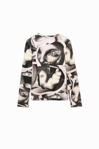 Maglia a maniche lunghe con stampa fotografica astratta nei toni del nero, del bianco e del beige; tessuto liscio e design aderente.