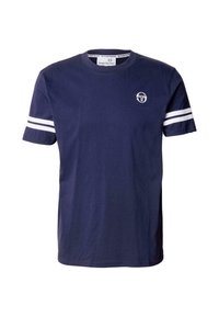 Camiseta de algodón azul marino con cuello redondo, mangas cortas y dos rayas blancas en cada manga. Presenta un pequeño logotipo en el pecho.