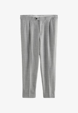 Jasnoszare spodnie wykonane z fakturowanej tkaniny. Cechy to pojedyncze zapięcie na guzik, zakładki oraz prosty krój nogawek.