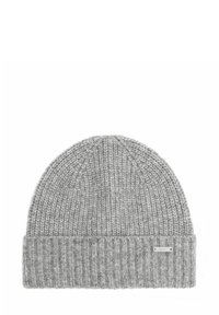 Szary dzianinowy beanie o prążkowanej fakturze, z podwiniętym brzegiem i małą metalową metką z boku. Wykonany z miękkiego materiału wełnianego.