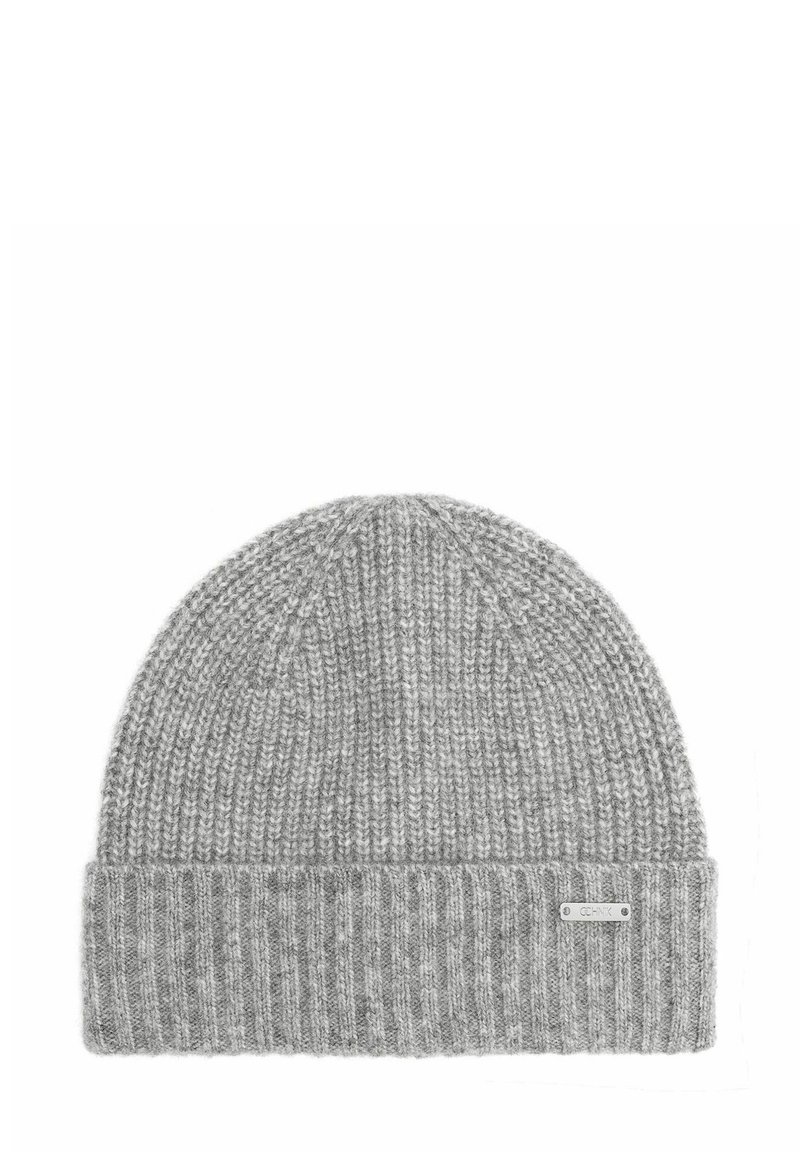 Szary dzianinowy beanie o prążkowanej fakturze, z podwiniętym brzegiem i małą metalową metką z boku. Wykonany z miękkiego materiału wełnianego.