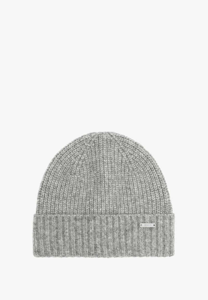 Szary dzianinowy beanie o prążkowanej fakturze, z podwiniętym brzegiem i małą metalową metką z boku. Wykonany z miękkiego materiału wełnianego.