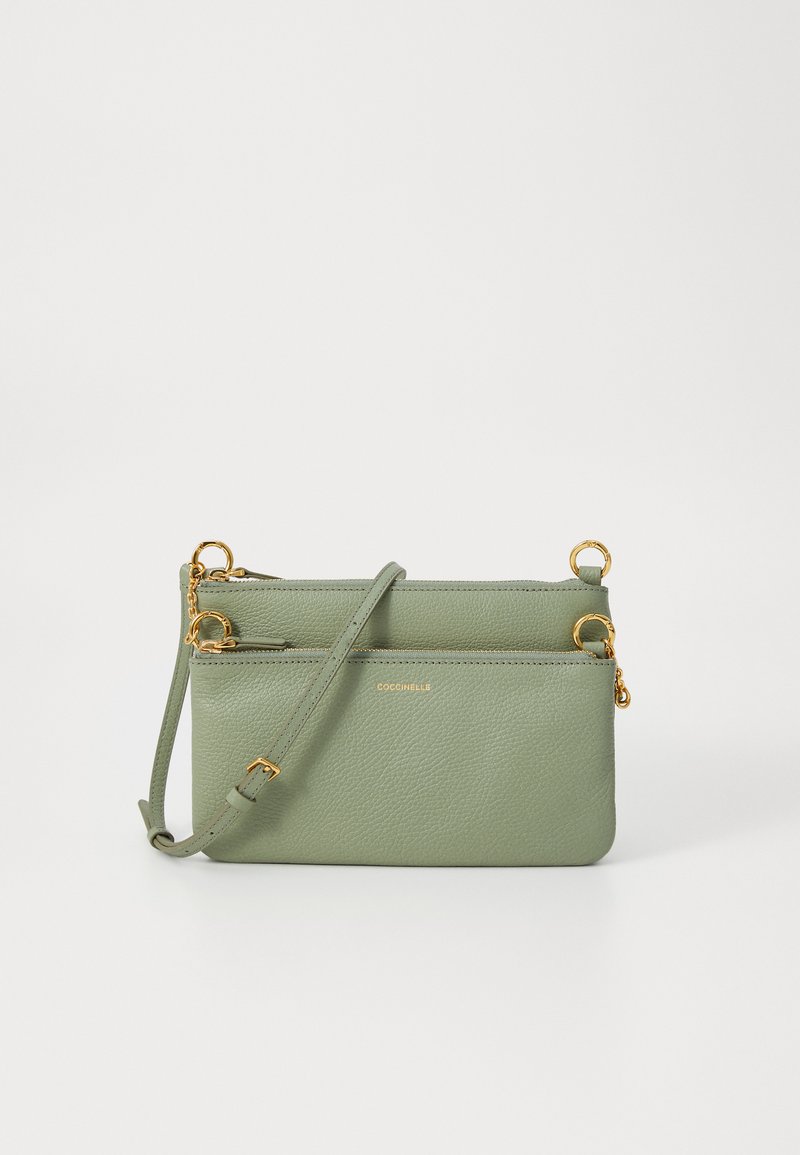 Borsa a tracolla in pelle verde texturizzata con hardware dorato, due scomparti con zip e tracolla regolabile. Presenta il nome del marchio in rilievo.