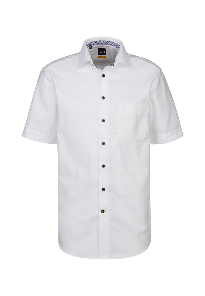 Camicia bianca a maniche corte in cotone. Caratterizzata da una chiusura con bottoni sul davanti con bottoni blu a contrasto e una tasca sul lato sinistro.