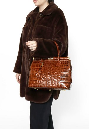 Borsa a tracolla in pelle marrone con effetto coccodrillo, dotata di accessori in oro, finitura testurizzata e manico superiore. Presenta piccoli piedini alla base per una maggiore stabilità.