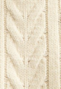 Strickpullover mit einer Cremefarbe, dickem Garn und einem auffälligen Zopfmuster mit strukturierten Zickzackdesigns.