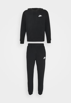 Schwarzer Nike-Trainingsanzug mit Logo auf der Brust der Kapuzenjacke und am linken Hosenbein, ausgestattet mit Kapuze, Zugbändern, Kängurutasche sowie elastischen Bündchen und Bund.