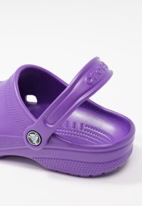 Crocs CLASSIC UNISEX - Zoccoli - neon purple