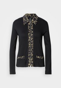 Zwarte zip-up jas met een kraag en voorpaneel in camouflagepatroon, voorzien van twee voorzakken met bijpassende details. Lange mouwen.