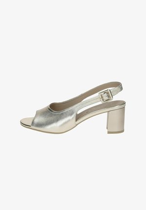 Strieborný metalický otvorený sandál s remienkom na päte, širokým blokovým podpätkom, nastaviteľným prackovým remienkom a hladkým povrchom.