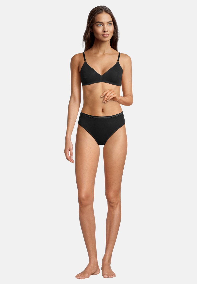 Set di reggiseno wireless nero e slip a vita alta. Tessuto morbido, spalline regolabili e design minimalista senza hardware visibile o motivi.