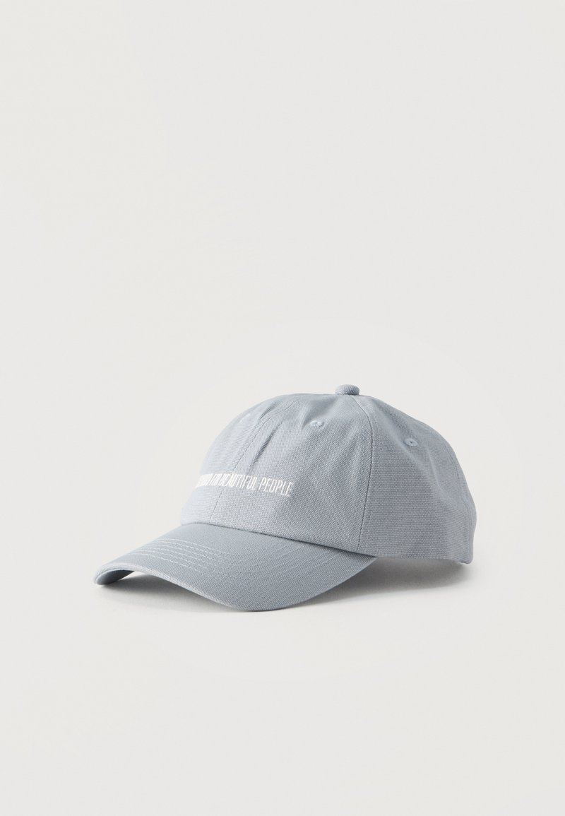 Casquette de baseball bleu clair avec une visière courbée et un texte brodé en blanc "BEAUTIFUL PEOPLE" sur le panneau avant.