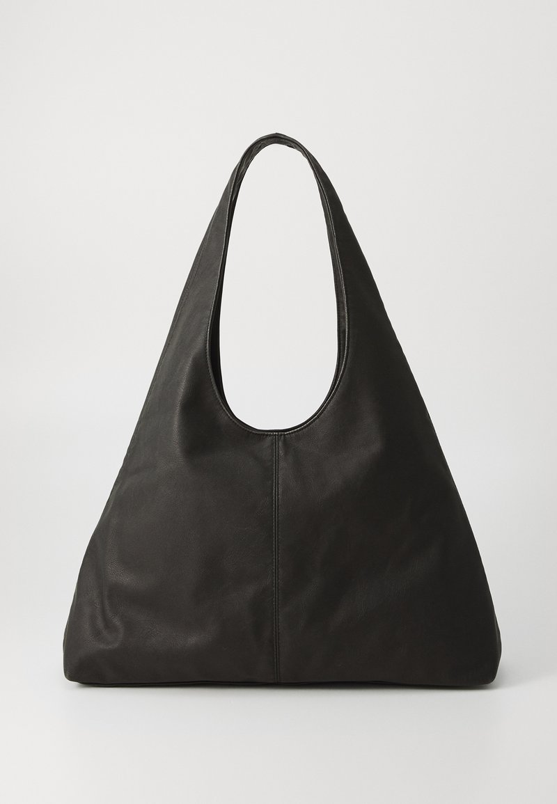 Sort læder tote bag med et buet håndtag, forlænget trekantet form og glat tekstur. Har et minimalistisk design uden synligt hardware.