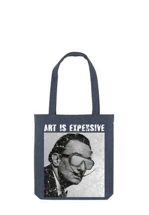 Jeans tote bag met een zwart-wit portret, tekst "KUNST IS DUUR," en een verouderde textuur. Brede schouderbanden voor comfortabel dragen.