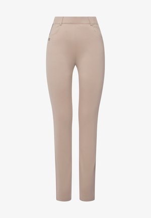 Pantalones beige ajustados hechos de una tela elástica, con bolsillos delanteros y un diseño de pierna estrecha que presenta un sutil detalle de logo en la cadera.