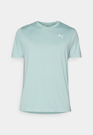 Helles blaues T-Shirt mit kurzen Ärmeln aus glattem Stoff. Hat einen runden Ausschnitt und ein weißes Logo auf der oberen linken Brust.