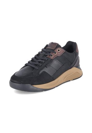 Baskets décontractées pour homme noires et marron avec fermeture à lacets à l’avant, dessus en cuir texturé et en suède, semelle beige épaisse.