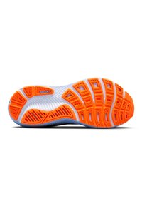Zunanjost tekaškega čevlja v oranžni in beli barvi z teksturiranimi vzorci in fleksibilnimi utori. V sredini je logotip blagovne znamke. Trajen gumijast material.