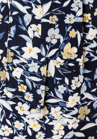 Marineblauem Stoff mit einem floralen Muster in Weiß, Blau und Gelb. Enthält zarte Blüten und Blätter, mit einer glatten, weichen Textur.