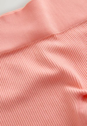 Material roz cu nervuri, cu o suprafață texturată, prevăzut cu o bandă elastică moale în talie și cu nervuri orizontale uniforme pe toată suprafața.