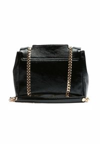 Borsa a tracolla in ecopelle nera con un design strutturato, dotata di una catena d'oro e una tasca piatta sul retro.