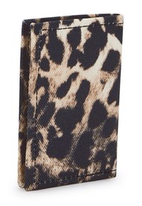 Kartenhalter im Leopardenmuster aus Stoff, mit einem gefalteten Design, das braune und schwarze Flecken auf einem beigefarbenen Hintergrund zeigt.