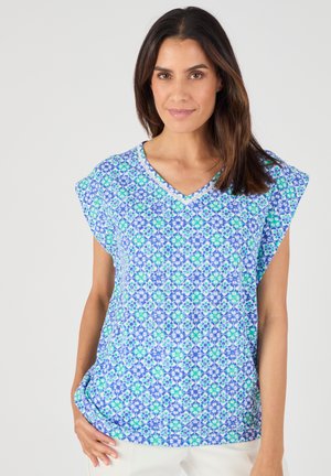 Blauw en groen gevertop met een V-hals, korte vlinder mouwen en een losse pasvorm. Gemaakt van een lichte stof met een soepele textuur.