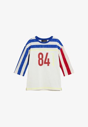 T-shirt blanc à rayures horizontales bleues et rouges, arborant le numéro "84" en rouge, coutures jaunes, et un design décontracté avec des manches ¾.